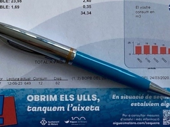 Imatge d'un bolígraf sobre una factura