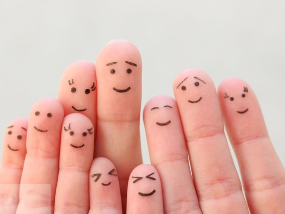 Imatge d'una mà amb dits pintats com cares de persones