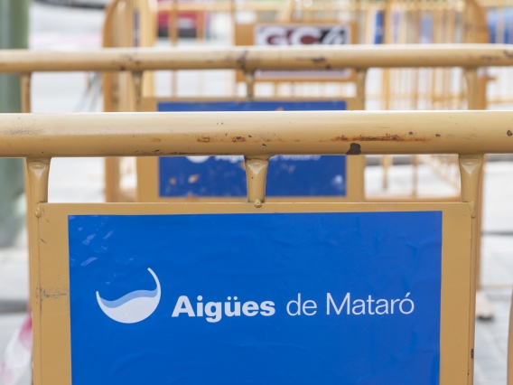 Tanca amb el logo d'Aigües de Mataró