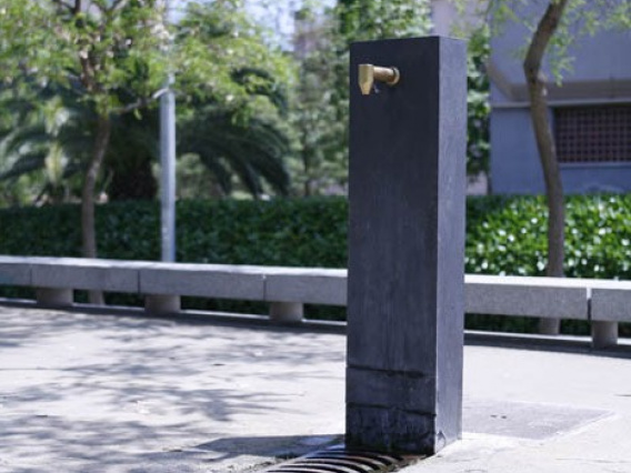 Font de boca d'estructura quadrada situada al Parc Central de Mataró