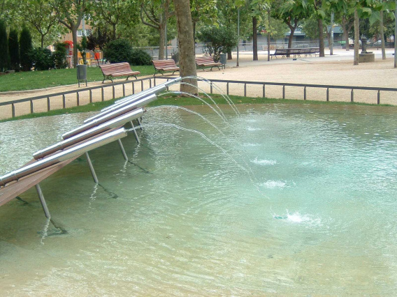 Font ornamental en forma de llac amb brolladors de la plaça Catalunya