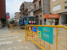 Primer plà de tanques d'obres situades al Camí Ral i camió d'obres aparcat al fons