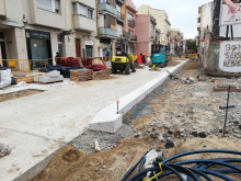 Camí Ral a l'alçada de Jaume Recoder amb paviment provisional, i dues excavadores al centre del pavimentat