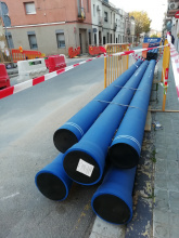 canonades color blau apilonades al costat de la vorera del carrer