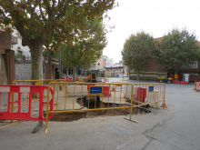 Rotonda de la plaça de la Morberia amb excavadora en primer pla, envoltada de tanques d'obres i rasa oberta a l'asfalt