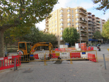 Excavadora situada a la rotonda dels carrers de Mata, Rocafonda i plaça de la Morberia, envoltada de tanques d'obres 