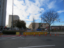 Rotonda del Camí del Mig en cruïlla amb Ronda Francesc Macià. Carril de la dreta de Francesc Macià tancat amb tanques d'obres d'Aigües de Mataró i cons d'obres taronjes