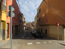 carrer de sant Domènec amb cotxes estacionats a la vorera dreta