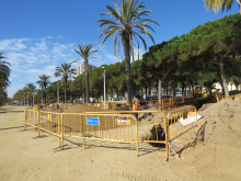 Rasa oberta al passeig del Callao amb operari treballant dins a la rasa. 