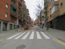 Pas de vianants a la ronda de la Cerdanya en primer pla, tanca d'obres color grop protegint excavadora a l'esquerra