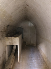 Imatge interior mina trinxeria, amb sostre abovedat. A l'esquerra, repartidor d'aigua