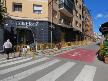 Tanques d'obres a la Ronda O'Donnell cantonada amb carrer Matheu amb pas a vianants en primer pla i entrada de la farmàcia de fons