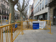 Obres a la Rambla amb tanques grogues d'AMSA en primer pla