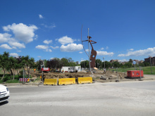 Rotonda de la Porta Laietana amb tanques d'obres protegint la rotonda i figura de Laia l'Arquera de fons