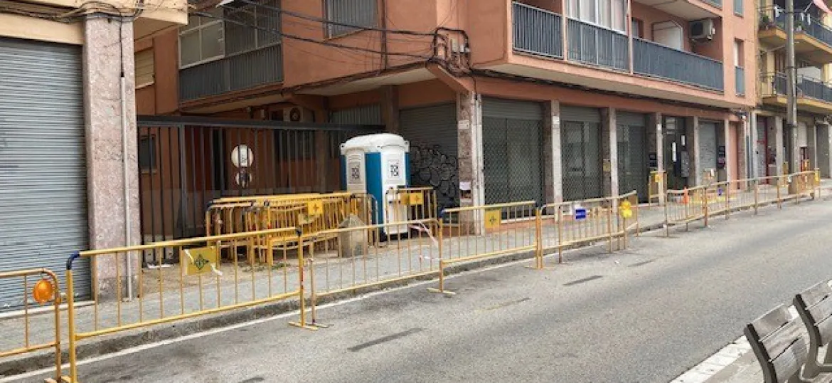 tanques d'obra i material al carrer d'Hernán Cortés