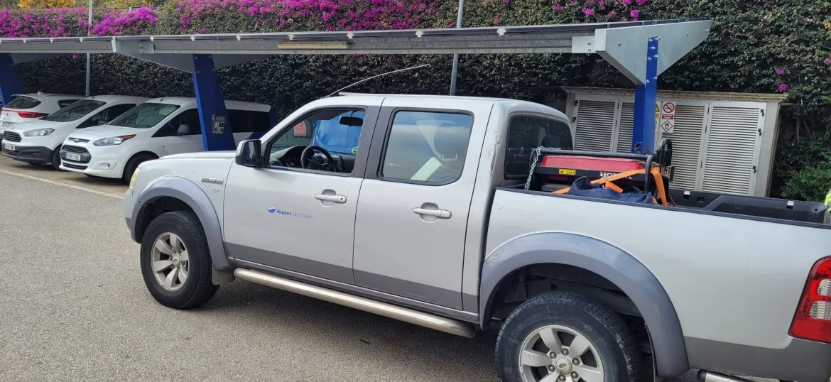 Camioneta D'AMSA carregada de material per a fer rearacions