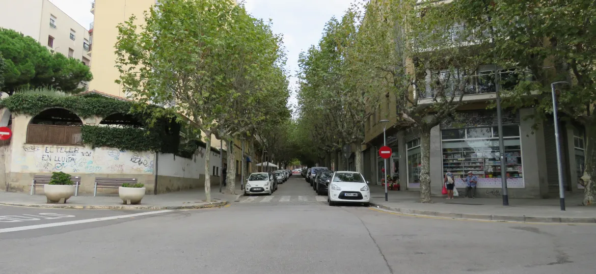 Cruïlla entre els carrres de Mata, de Rocafonda i el Rierot amb cotxes aparcats a les voreres