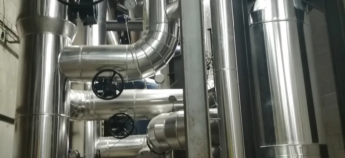 Imatge de tubs metàlics que hi ha a l'interior de la instalació de vaport de TubVerd