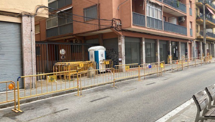 tanques d'obra i material al carrer d'Hernán Cortés