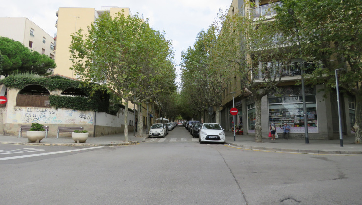 Cruïlla entre els carrres de Mata, de Rocafonda i el Rierot amb cotxes aparcats a les voreres